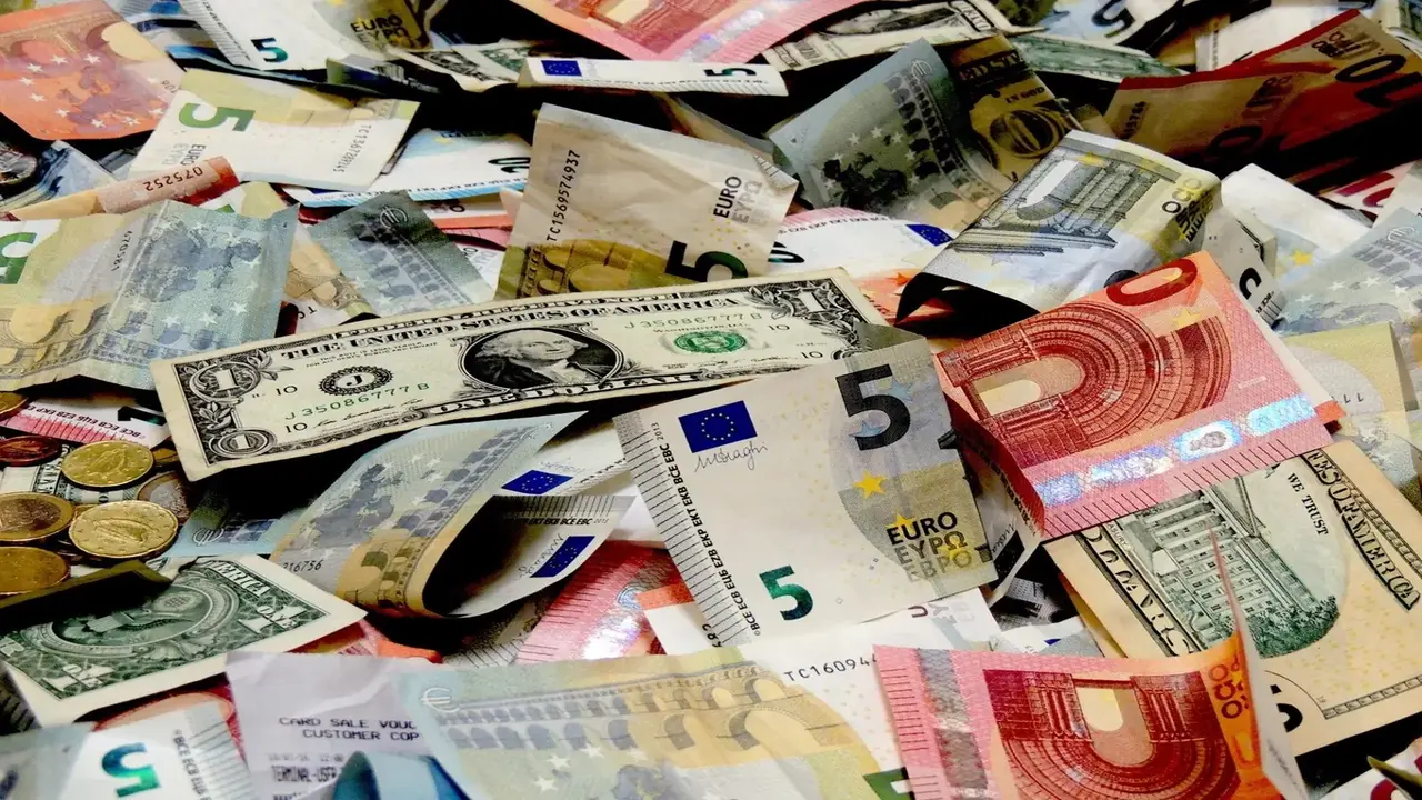 أسعار الدولار واليورو تهيمن على مستجدات القطاع المصرفي اليوم